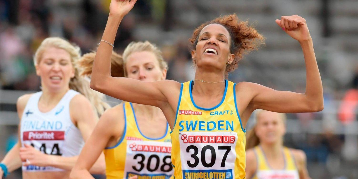 Meraf Bahata vann 800 meter före Hanna Hermansson under lördagens tävlingar av Finnkampen på Stockholms stadion.