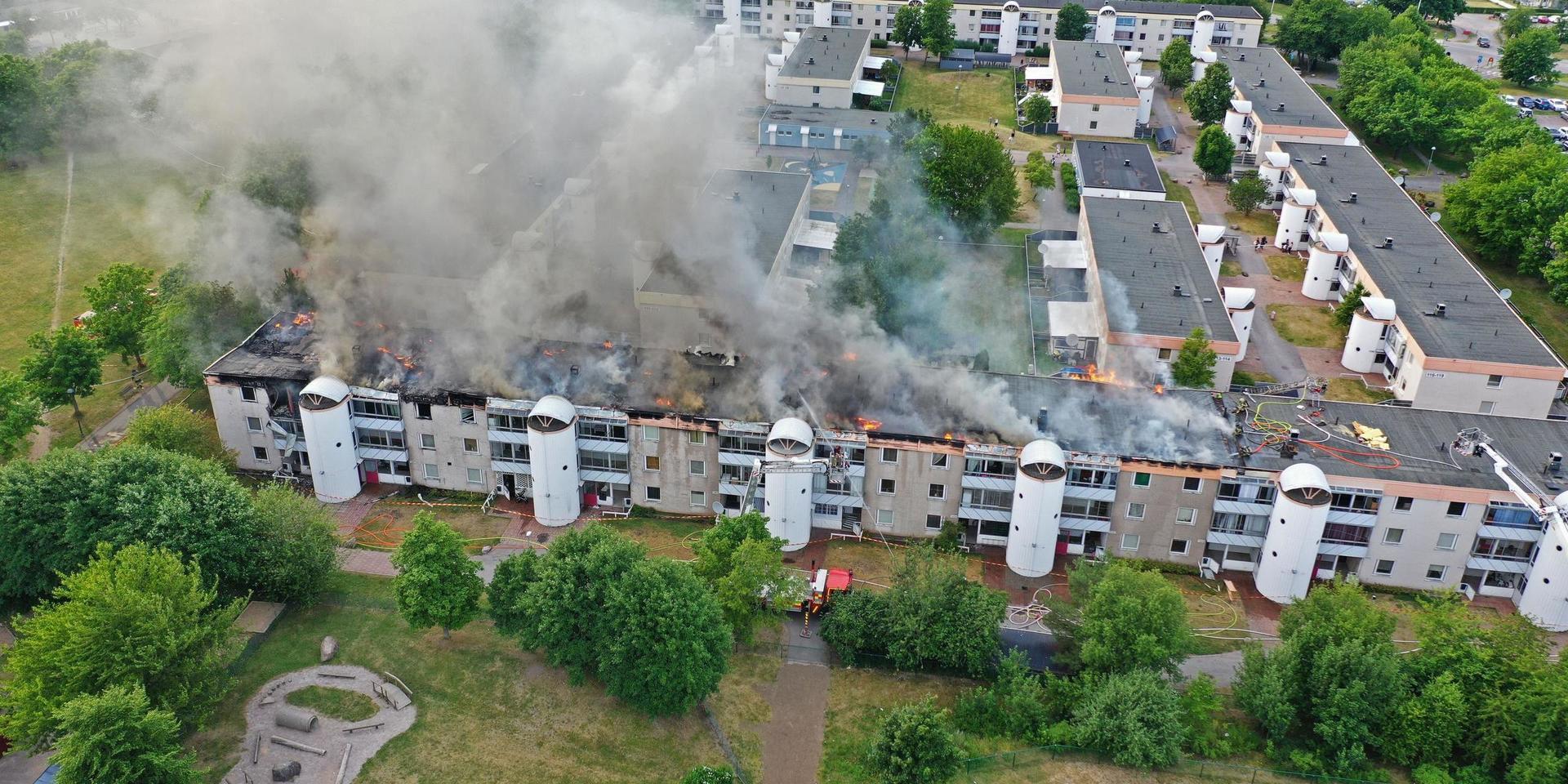 Räddningstjänsten bekämpar en brand i ett hyreshus i Skäggetorp i Linköping.