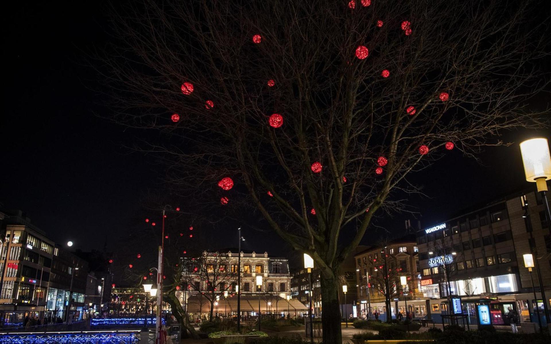 Innerstaden har redan pyntats med juldekoration, I Brunnsparken lyser bollarna i träden. Arkivbild