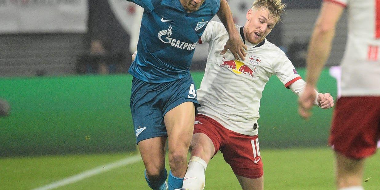Zenits Jordan Osorio och Leipzigs Emil Forsberg i duell om bollen. 
