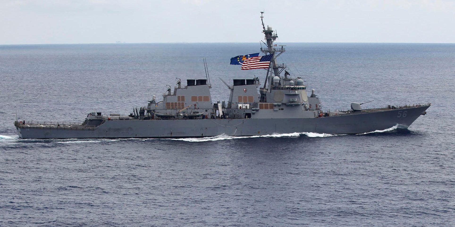 Vita huset ville att den amerikanska presidenten skulle slippa se USS John McCain. Arkivbild.