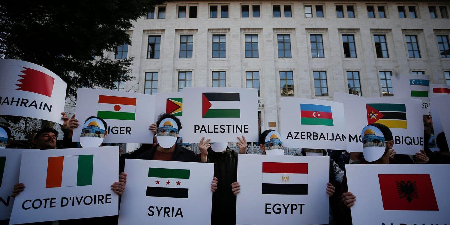 Demonstranter med Klippmoskén som motiv på ansiktsmasker protesterar på Istanbuls gator mot USA:s Jerusalem-beslut.