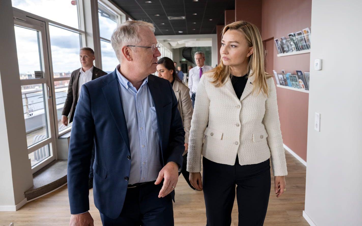 Energi- och näringsminister Ebba Busch (KD) i samspråk med Sydsvenska handelskammarens vice vd Per Tryding efter ett möte i Malmö.