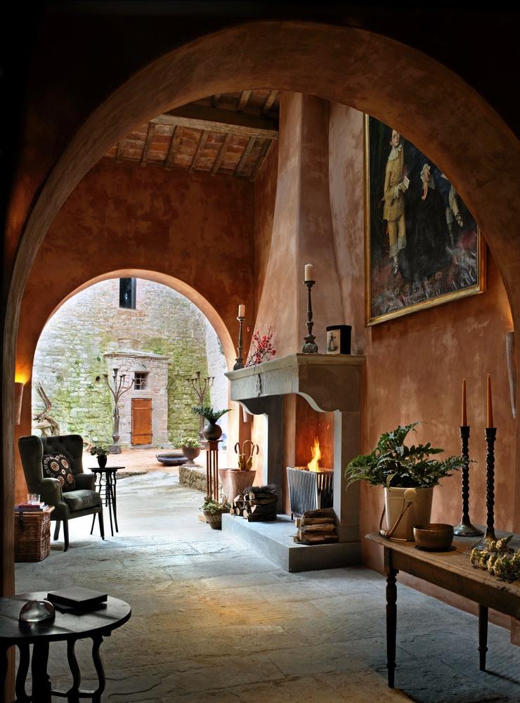 Slottet Castello di Reschio är en upptäcktsfärd utan slut (men utan korridorer). I den gamla vinkällaren under stenvalven finns numera en saltvattenbassäng. Det doftar av badolja parfymerad av ägornas egna vildväxande, eteriska örter.