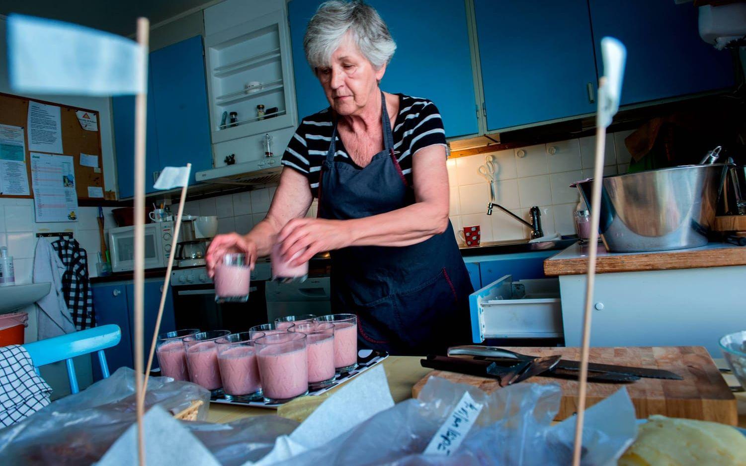Aila Sillanpää ställer fram efterrätten med en bas av turkisk yoghurt. Bild: Anders Hofgren