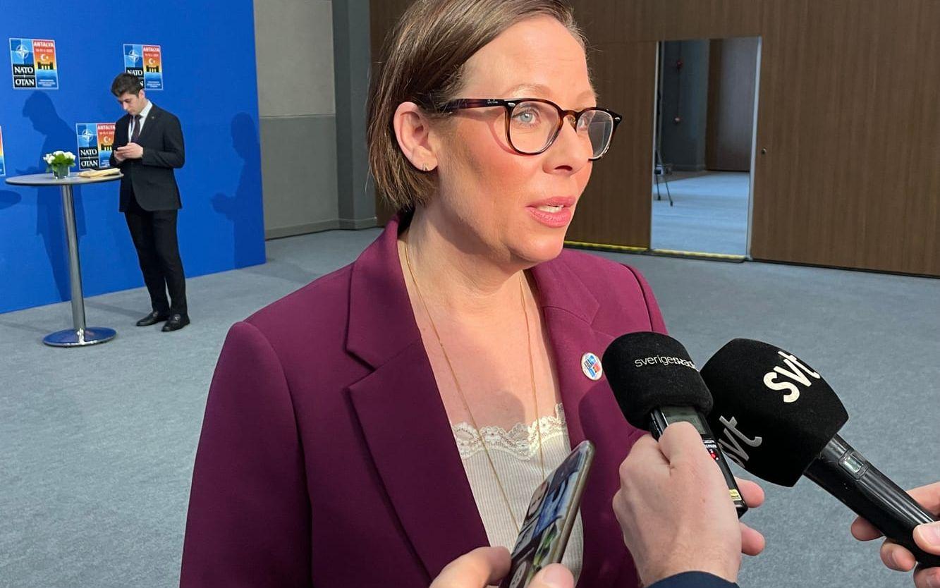 Utrikesminister Maria Malmer Stenergard pratar med svenska journalister vid Nato-mötet i Turkiet.
