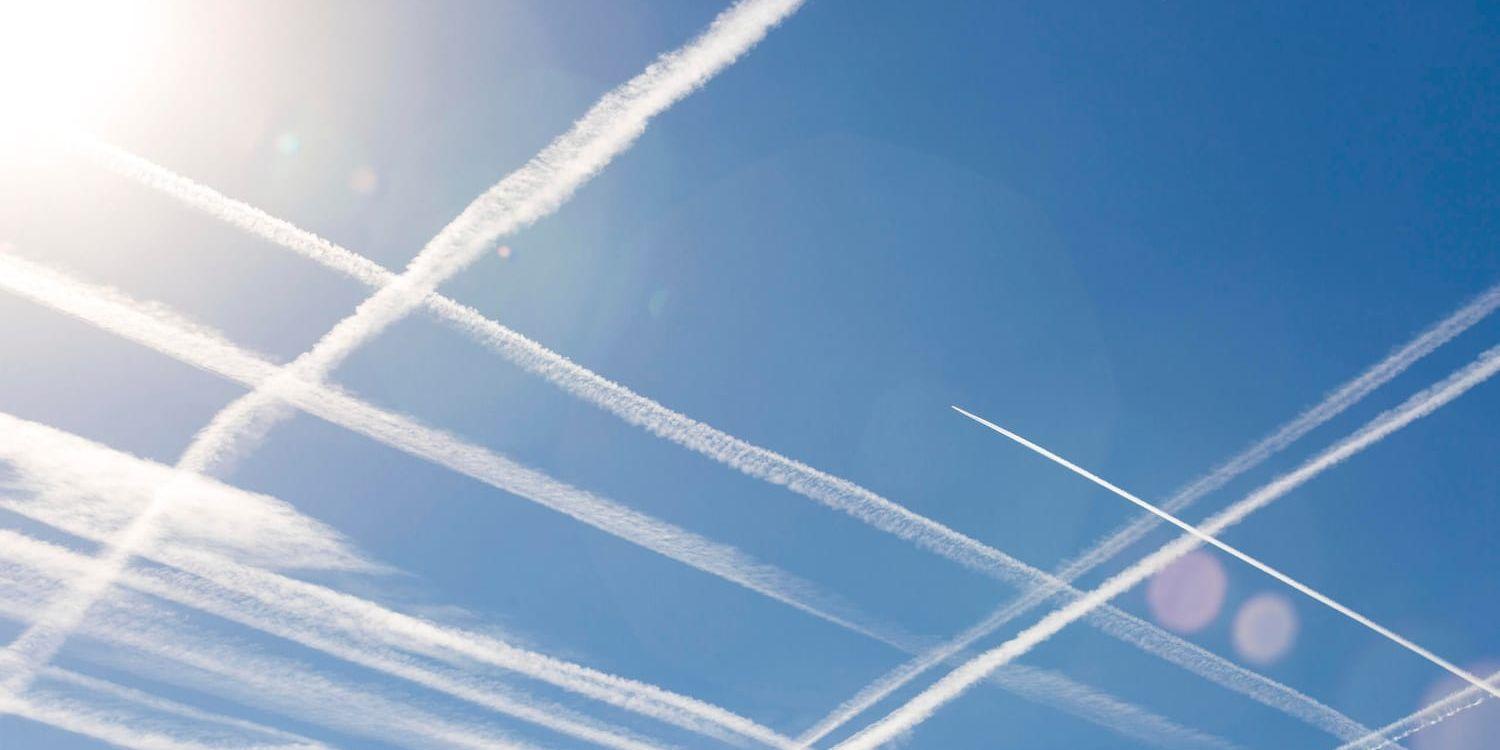 Kondensationsstrimmor i himlen efter intensiv flygtrafik. Arkivbild.