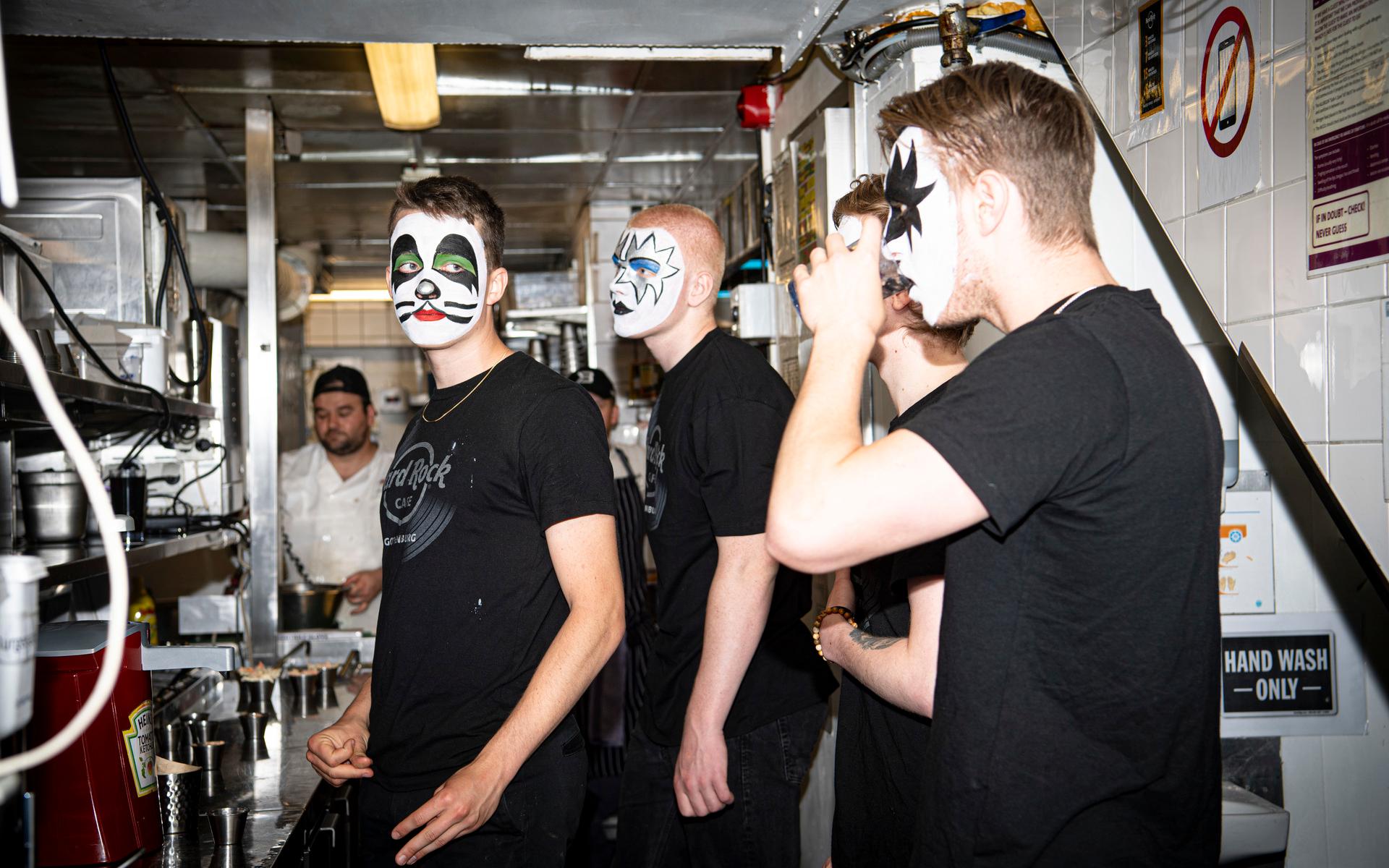 Personalen på Hard rock café var sminkade som Kiss dagen till ära. 