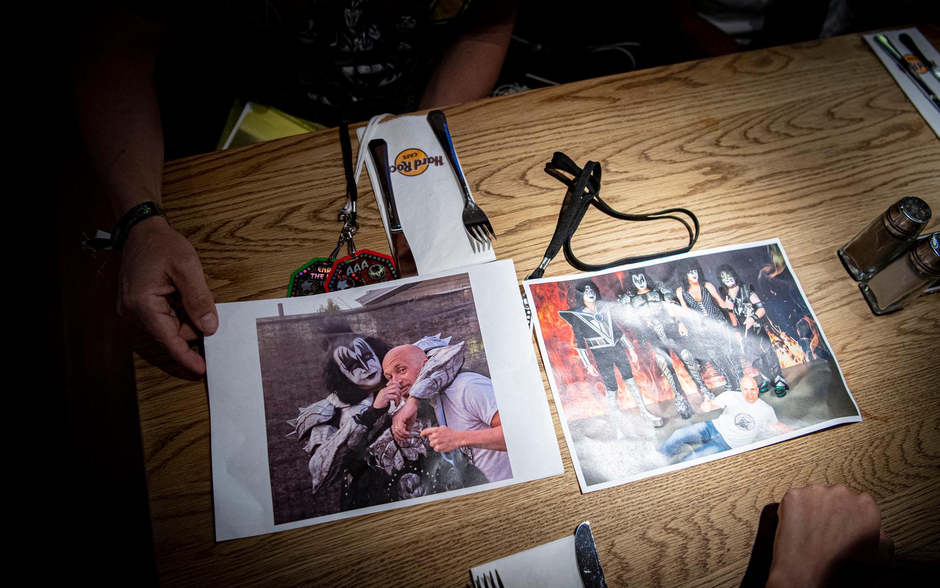 Magnus Fredriksson visar bilder på sina möten med Kiss. Till vänster med en kramgo Gene Simmons i Oslo. Till höger med hela bandet i Dortmund tidigare i år. 