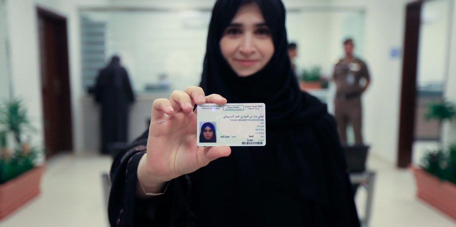 Bilden, som tagits av informationsdepartementet i Saudiarabien, visar universitetsläraren Tahani Aldosemani med hennes nya körkort i Riyadh.