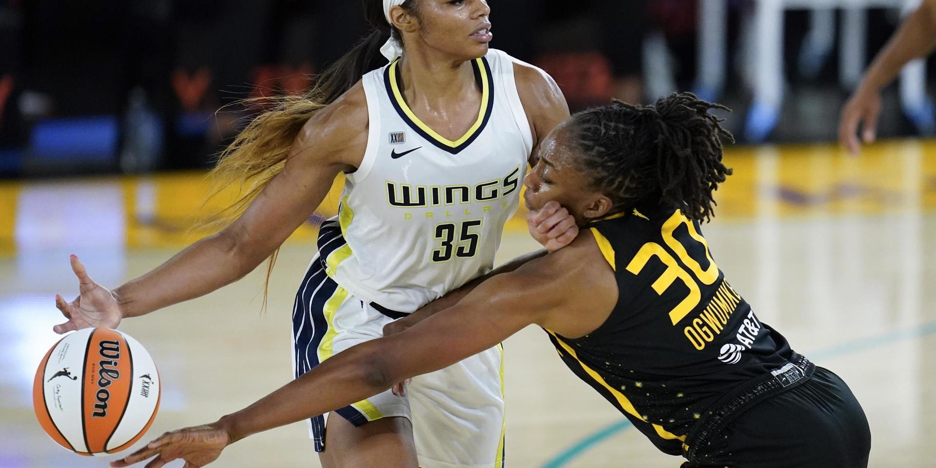 Los Angeles Sparks forward Nneka Ogwumike (30) försöker ta bollen i WNBA-premiären mot Dallas Wings. Los Angeles förlorade matchen stort.