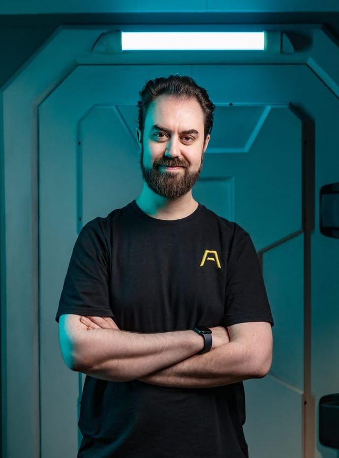 Gregory Louden, regissör för "Saros", berättar att man velat utforska teman kring så kallad kosmisk skräck. Utvecklarna har bland annat tagit inspiration från Robert W Chambers novellsamling "Kungen i gult" från 1895.