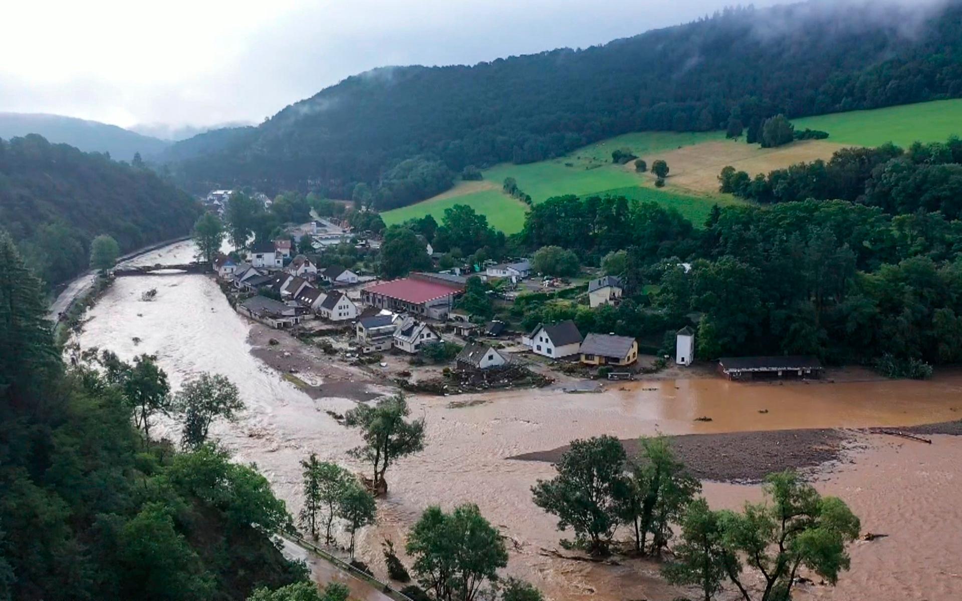 Drönarbild som visar situationen vid floden Ahr vid byn Eifel i västra Tyskland.