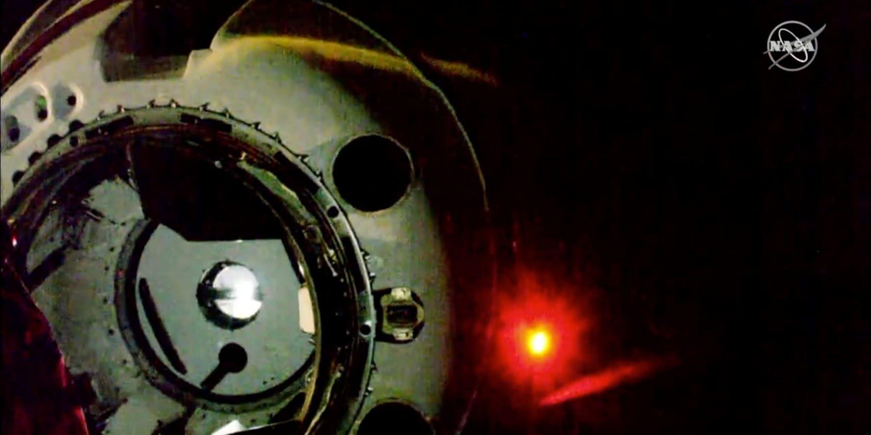 Bild tagen av Nasa från när rymdkapseln Dragon crew närmas sig rymdstationen ISS.