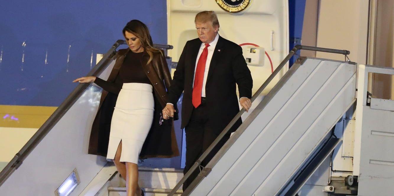 USA:s president Donald Trump och hans fru Melania Trump anländer till det pågående G20-mötet i Buenos Aires. De båda ska närvara vid förre presidenten George H W Bushs statsbegravning.