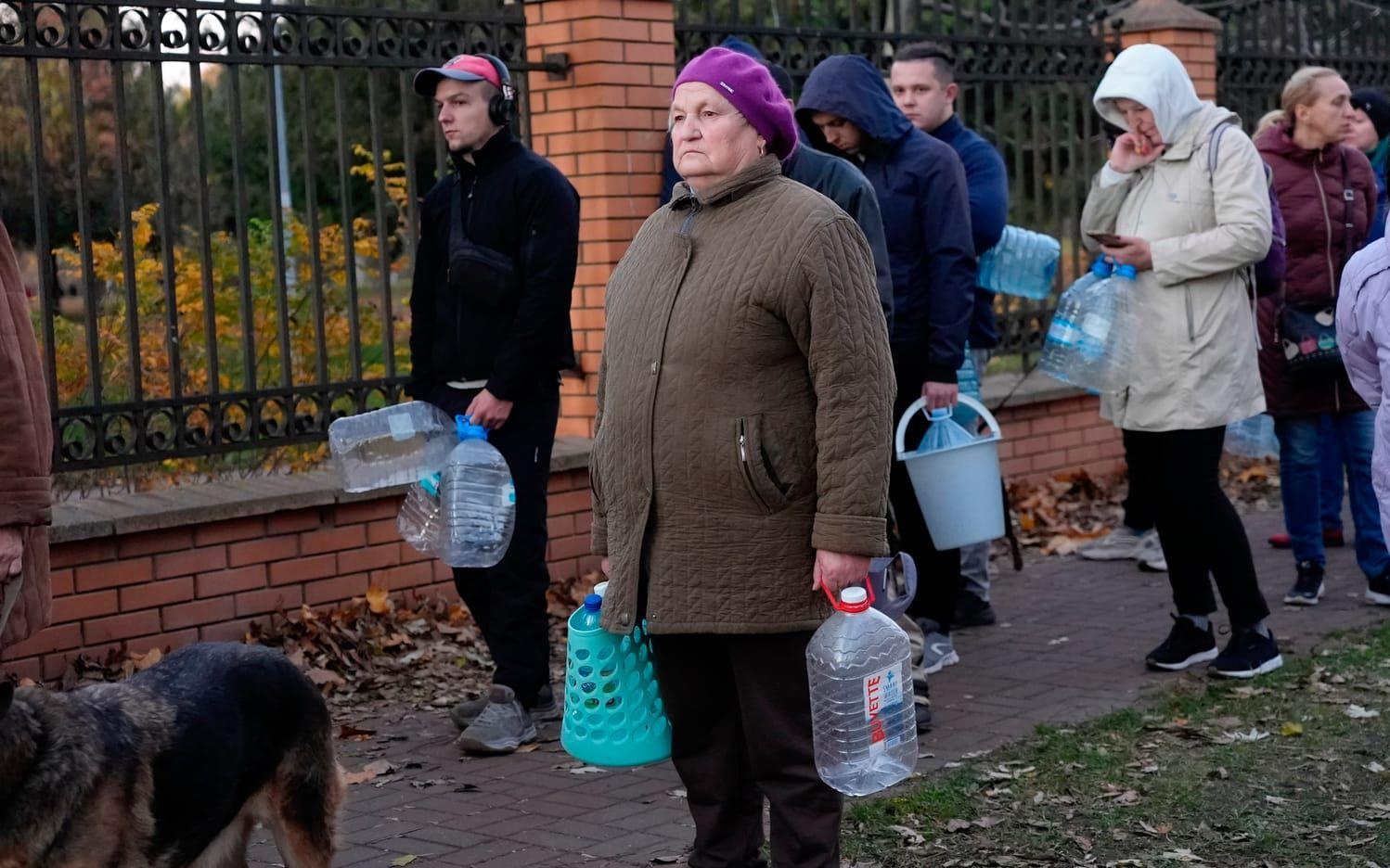 Människor köade för att få vatten i Kiev under måndagen.