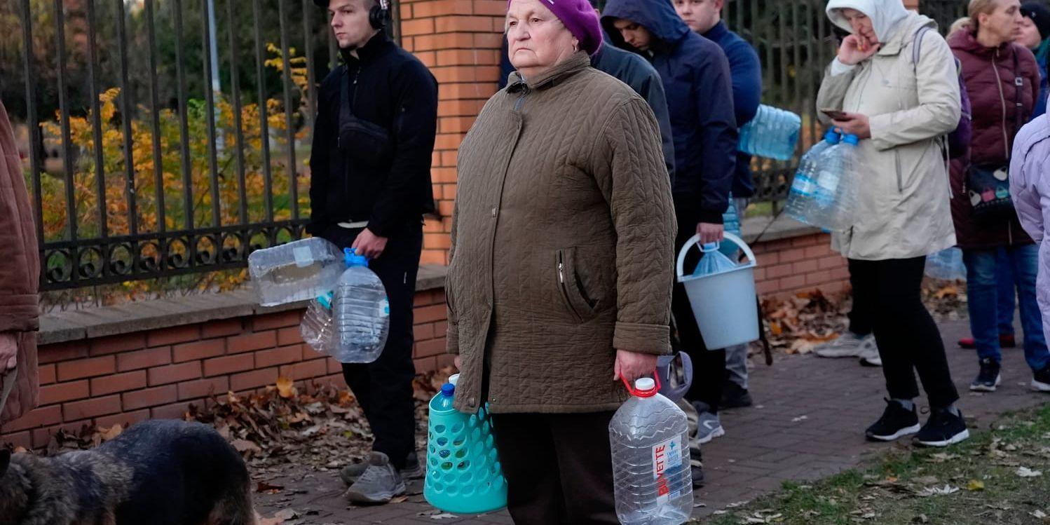 Människor köade för att få vatten i Kiev under måndagen.