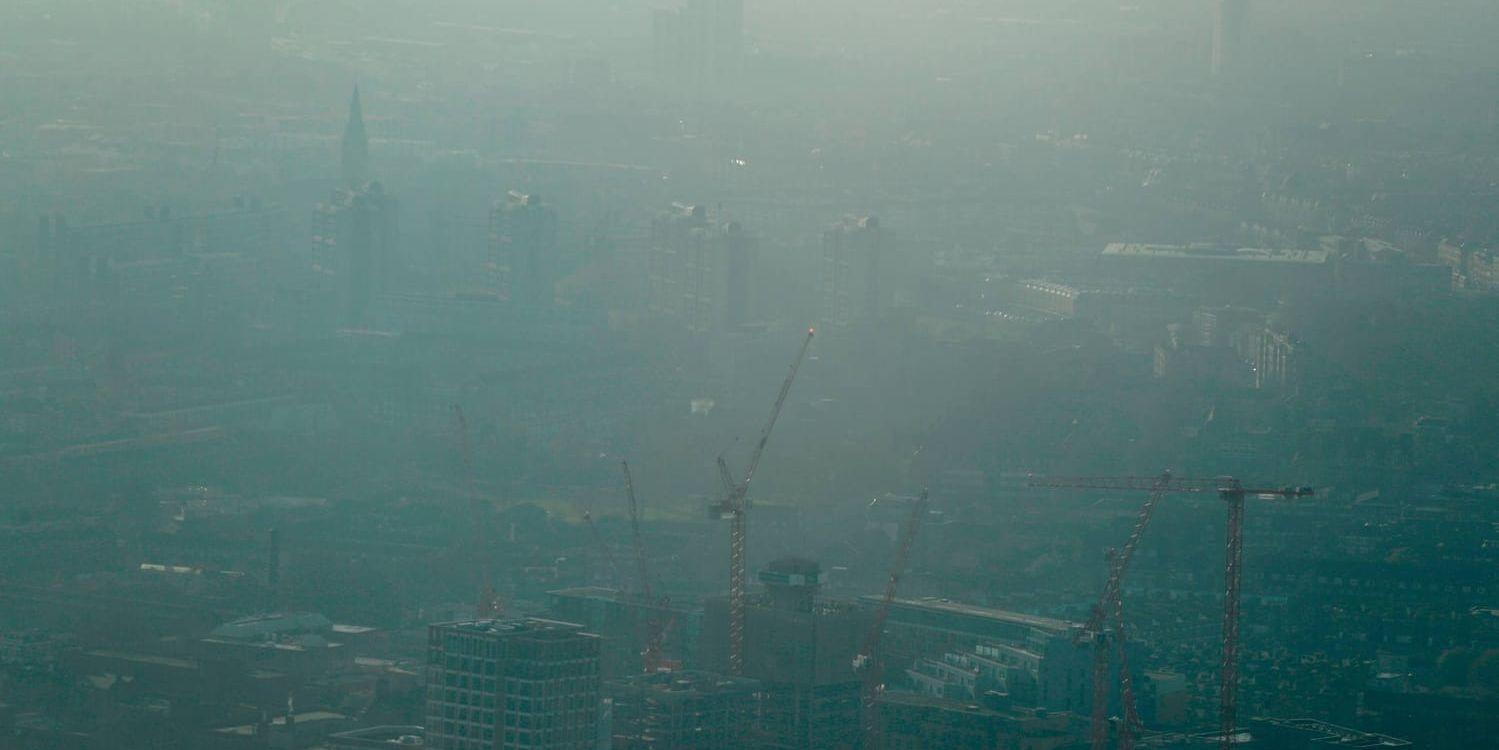 Luftföroreningar från bland annat trafiken ligger som en dimma över London. Arkivbild.