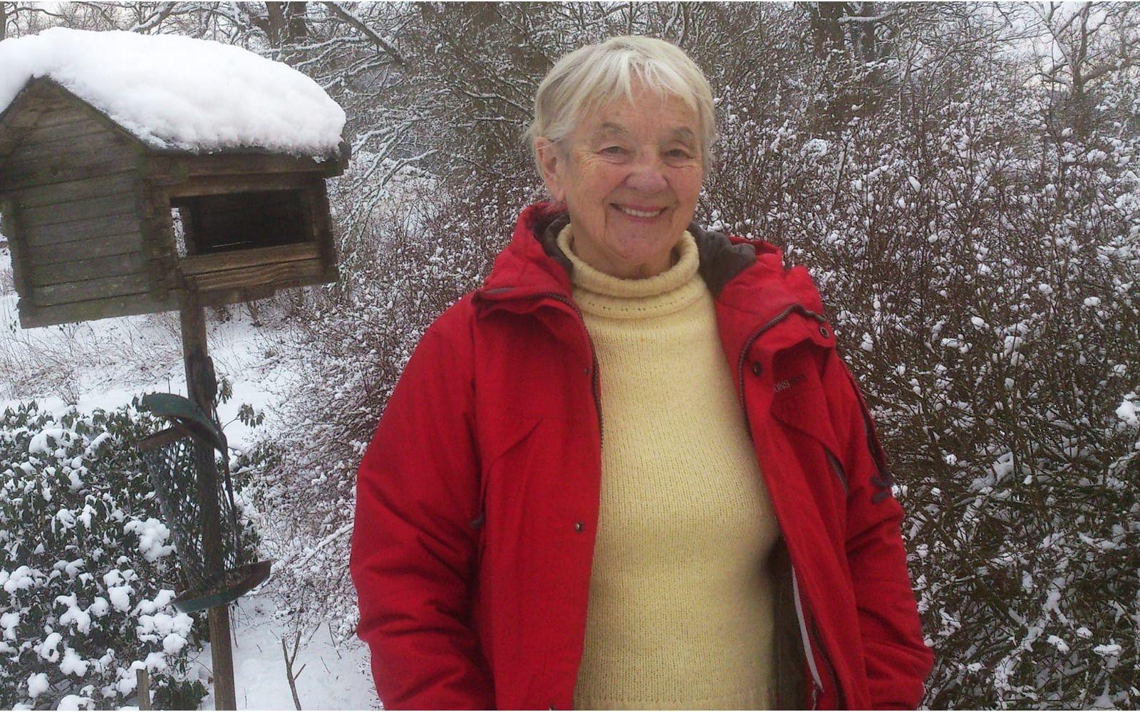 Gerda Antti är född 1929 i Övertorneå i Norrbotten och växte upp i ett lantbrukarhem. 1950 flyttade hon till Stockholm men bor i dag utanför Kisa i Östergötland. Utöver sina nu 21 böcker har Gerda Antti regelbundet skrivit kåserier i Östgöta Correspondenten, och varit politiskt engagerad i Centerpartiet.