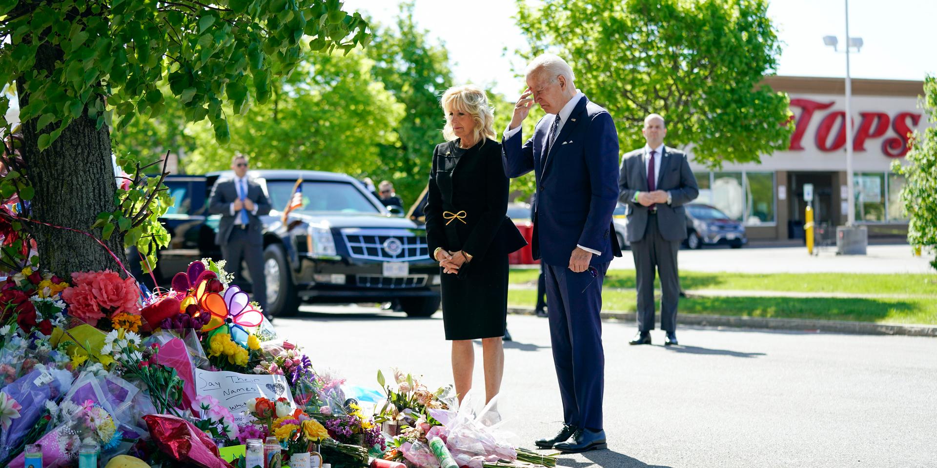 Det amerikanska presidentparet hedrar offren för masskjutningen i lördags i Buffalo då tio människor miste livet.