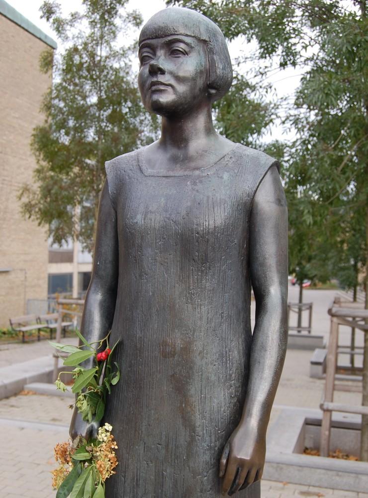 Karin Boye-skulpturen vid Stadsbiblioteket i Göteborg. Skulpturen är 174 centimeter hög och invigdes den 24 oktober 1987.