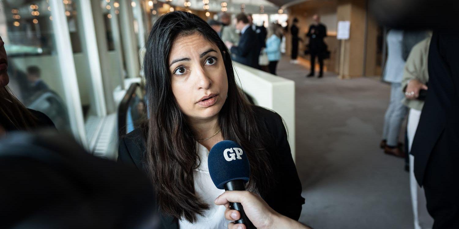 Nooshi Dadgostar i en intervjusituation.