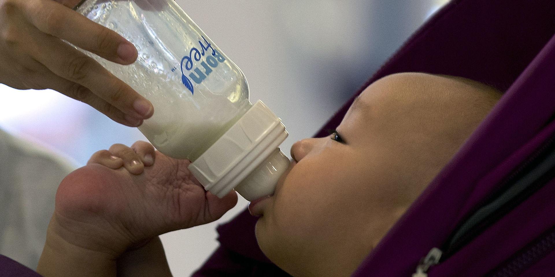 Donerad bröstmjölk skulle kunna rädda liv och hälsa på spädbarn i Bangladesh. men en planerad bröstmjölkbank stoppas efter kritik från islamister. Arkivbild