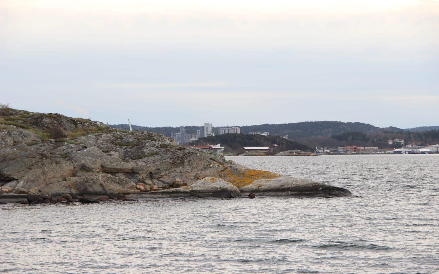 Nära. Från bryggan i Fiskevik på Stora Härön skymtar Stenungsund. Bild: Martina Liljedahl