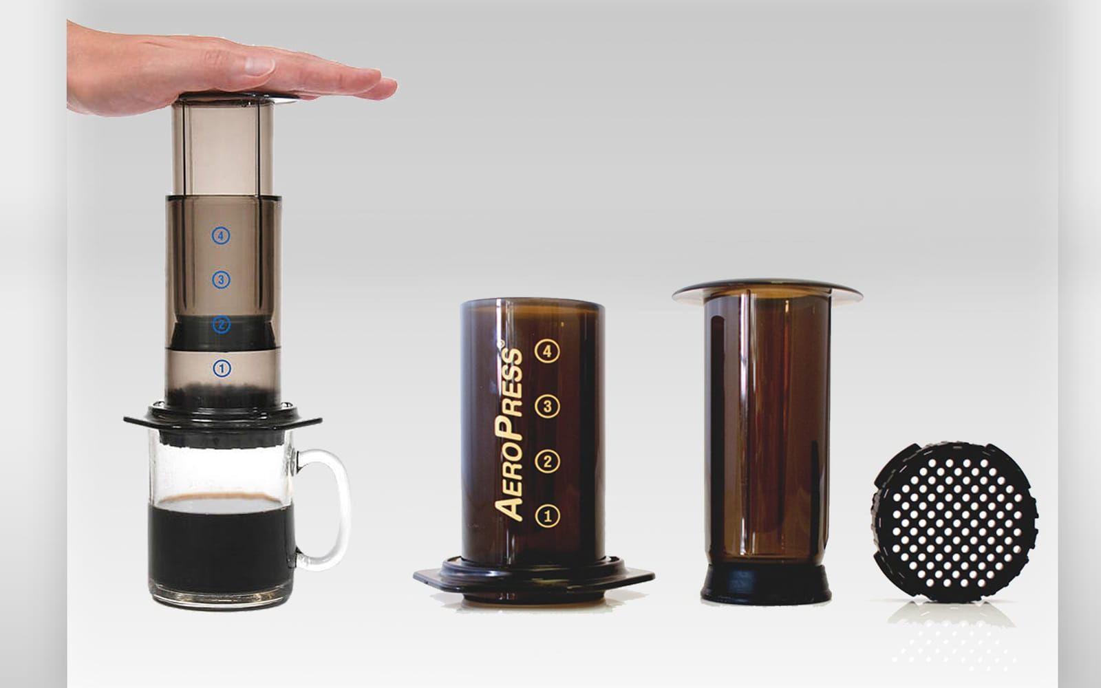 <strong>NY KAFFEMETOD:</strong> Aeropress, 400 kronor. Om någon nära dig älskar kaffe är det här rätt julklapp. Kaffe och het vatten blandas i behållaren och trycks sedan genom ett filter med hjälp av luft. Bryggmetoden tillåter nästan oändliga variationer i tid, teknik och kaffestyrka. Inte konstigt att det hålls världsmästerskap i Aeropress-kaffe.