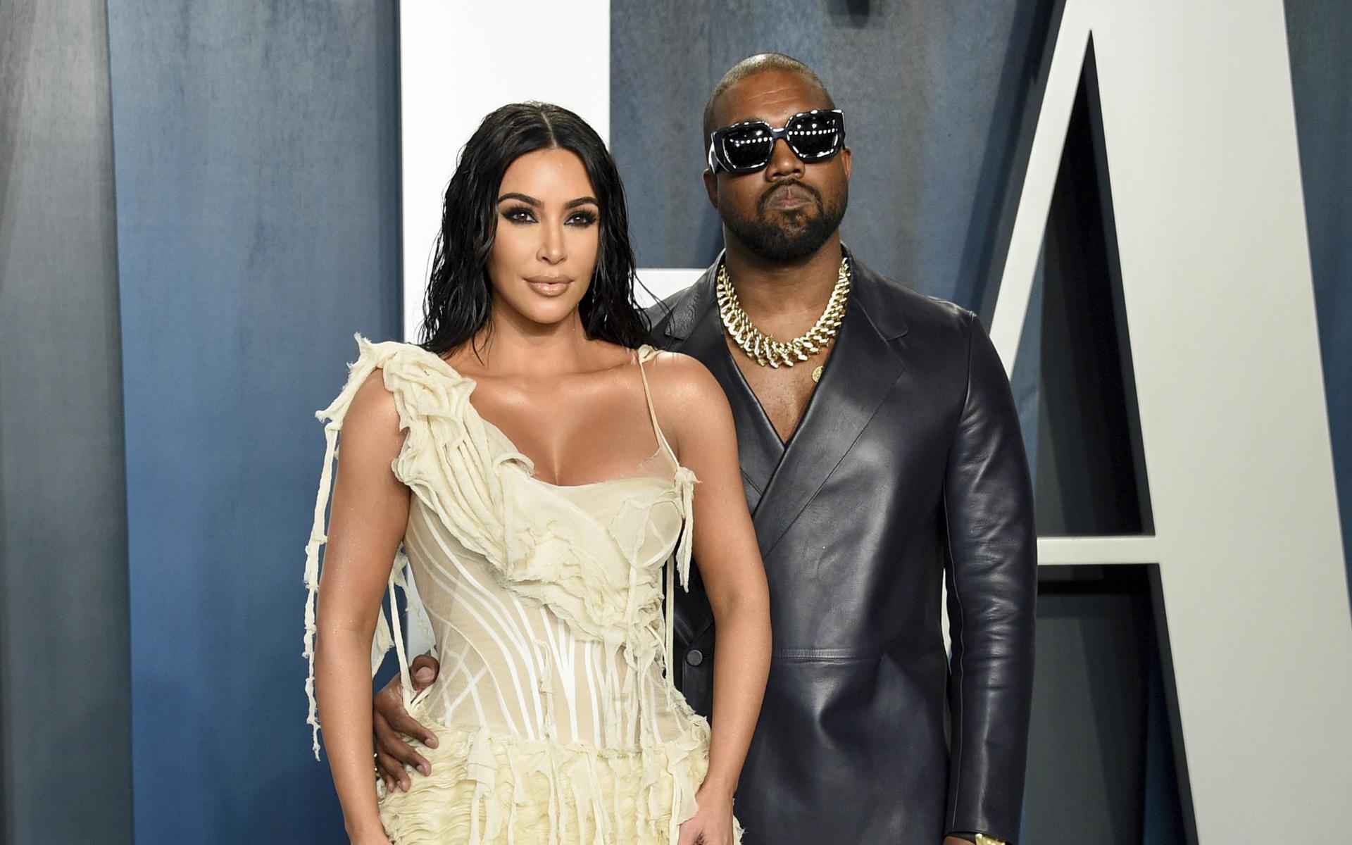 Kanye West och Kim Kardashian anländer till Vanity Fairs Oscars-partaj i februari 2020. Under samma tid på förra året gick Kardashian ut med att West skulle vara bipolär.