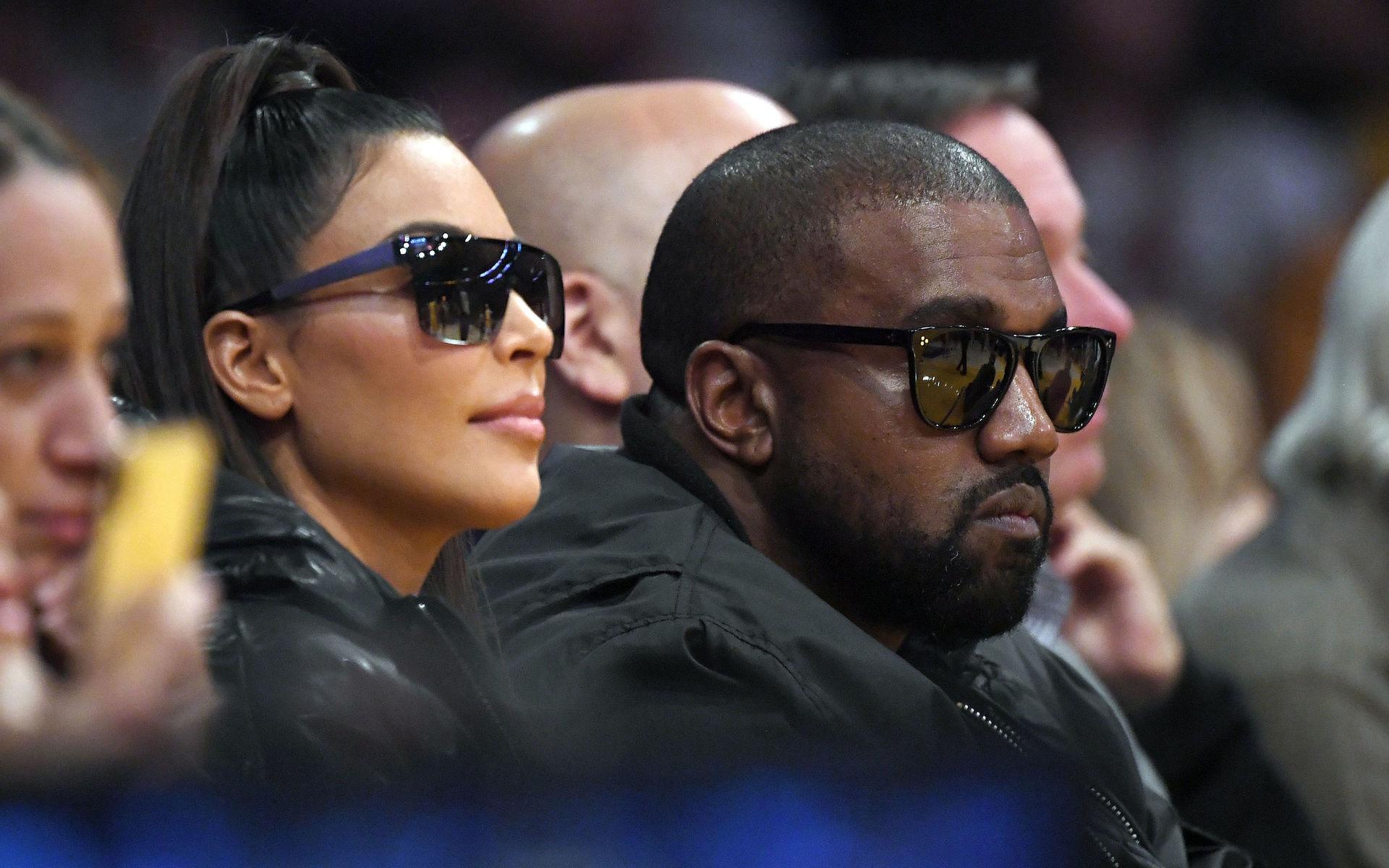 Kim Kardashian och Kanye West under en NBA basketmatch i Los Angeles 2020. Paret har varit tillsammans i åtta år.