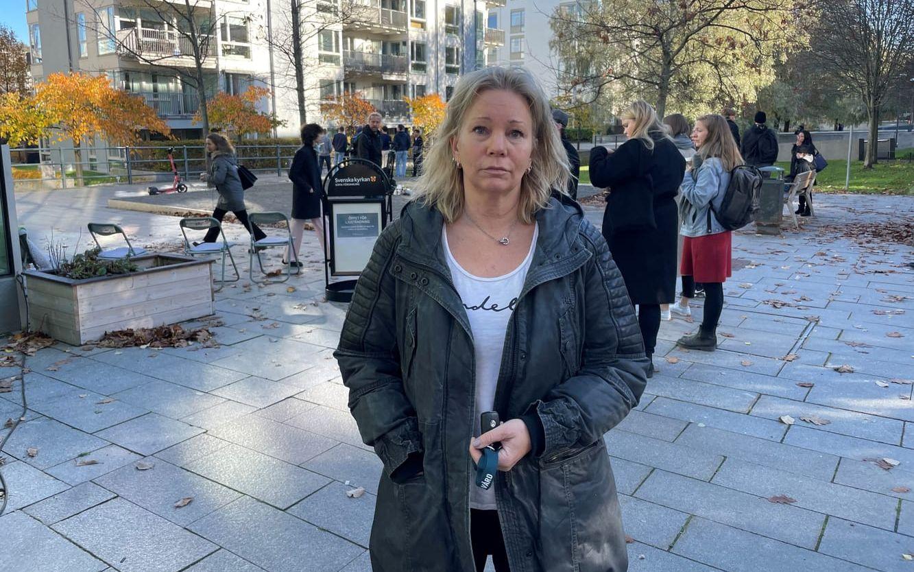 Anna Hansson är på plats i närheten av brottsplatsen där rapartisten Einár sköts till döds. Hon är här med sin son för att sörja och minnas artisten.