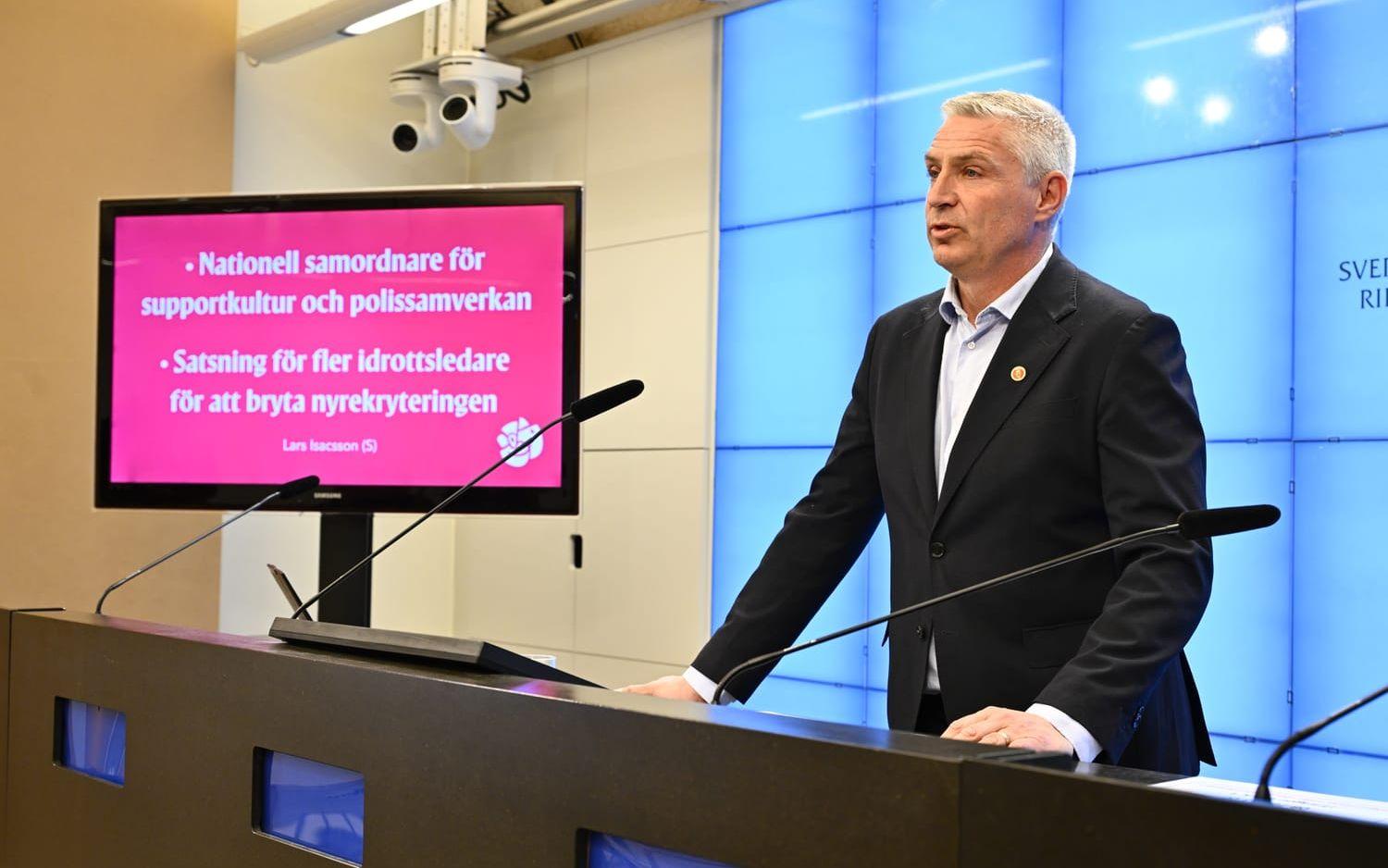Lars Isacsson (S) vid måndagens pressträff om nya förslag för att sporten från organiserad brottslighet.