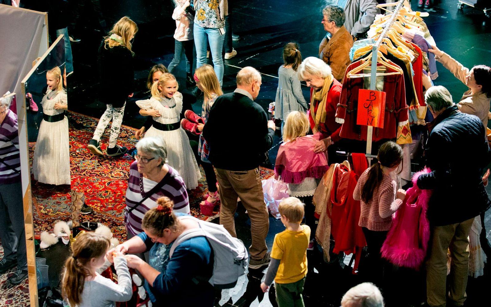 När Göteborgsoperan höll öppet hus rådde febril aktivitet. Som här, på kostymörverkstaden vid Lilla scenen. Bild: Per Wahlberg