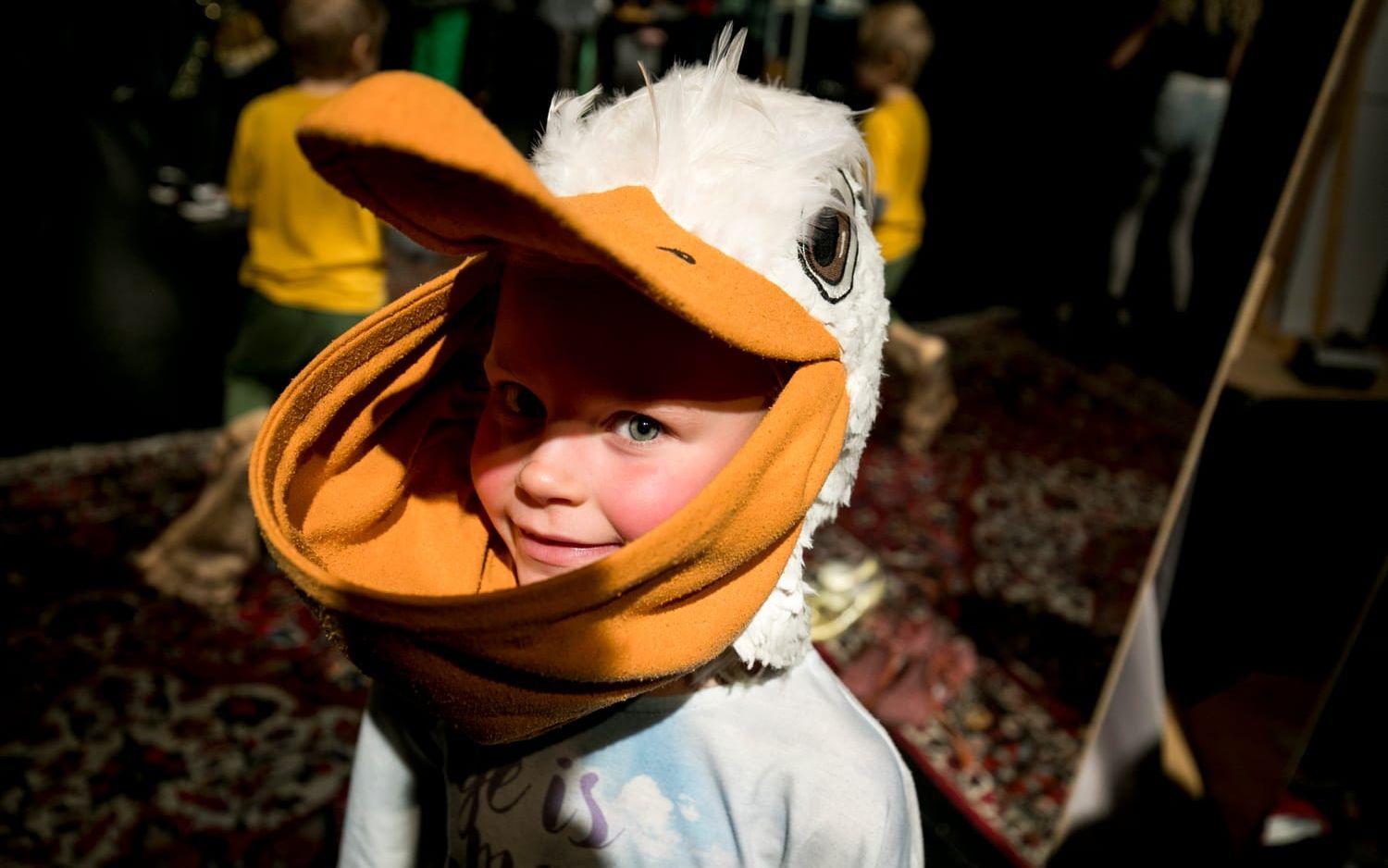 Leiah Winberg, sju år från Västra Frölunda, var här med pappa Jimmy och testade pelikanmasken. "Jag vet inte vad som har varit roligast. Allting tror jag", säger hon. Bild: Per Wahlberg