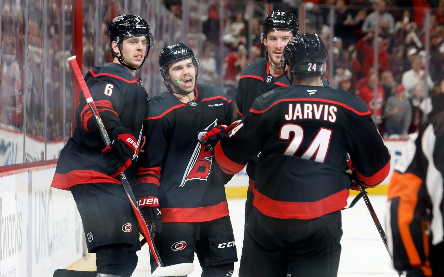 Spelare i Carolina firar under matchen mot Philadelphia.