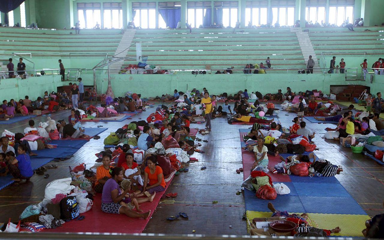Tusentals invånare har evakuerats från sina hem i närheten av Agung. Här vilar evakuerade i ett temorärt härbärge i Klungkung. FOTO: Firdia Lisnawati/AP
