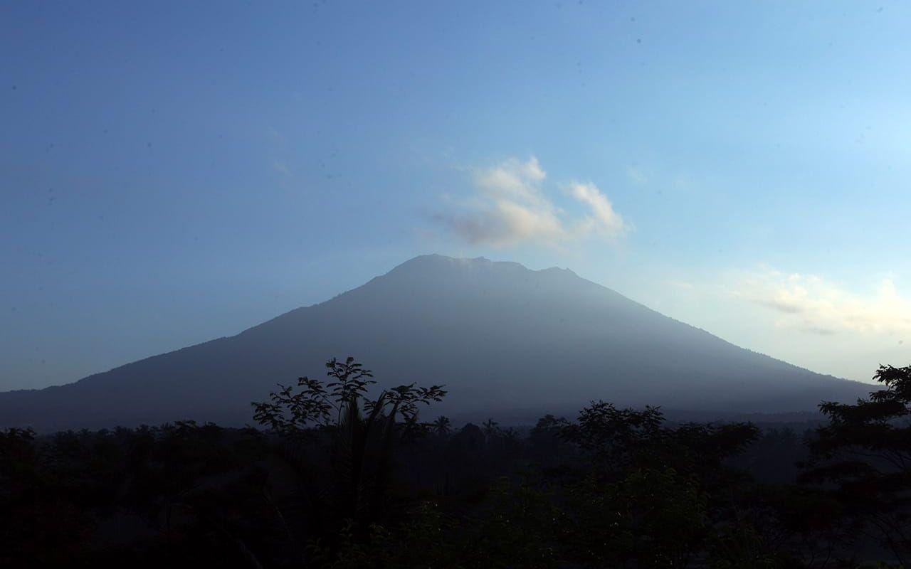 Vulkanen Agung på Bali, Indonesien, vid soluppgången den 20 septemnber. FOTO: Firdia Lisnawati/AP
