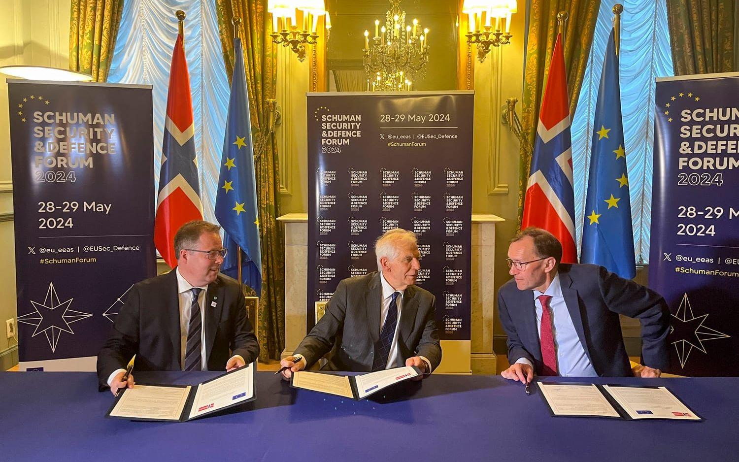 Norges försvarsminister Bjørn Arild Gram (Sp) och utrikesminister Espen Barth Eide (Ap) på var sin sida om EU:s utrikeschef Josep Borrell när EU och Norge undertecknar ett samarbetsavtal.
