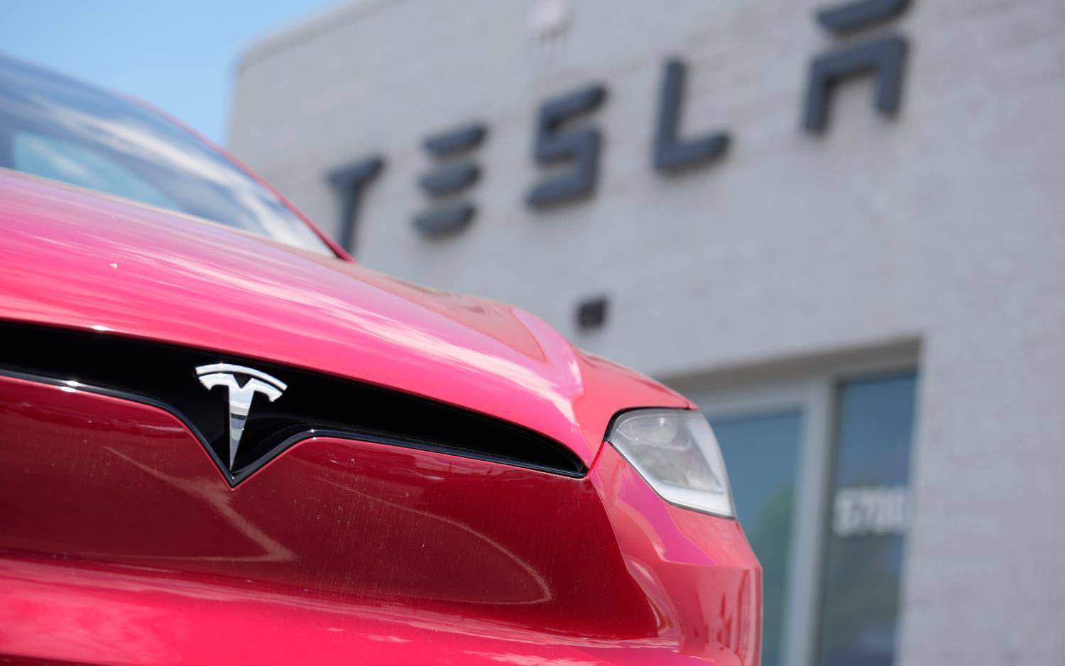 En Tesla Model X utanför en bilförsäljare i Colorado, USA. Arkivbild.