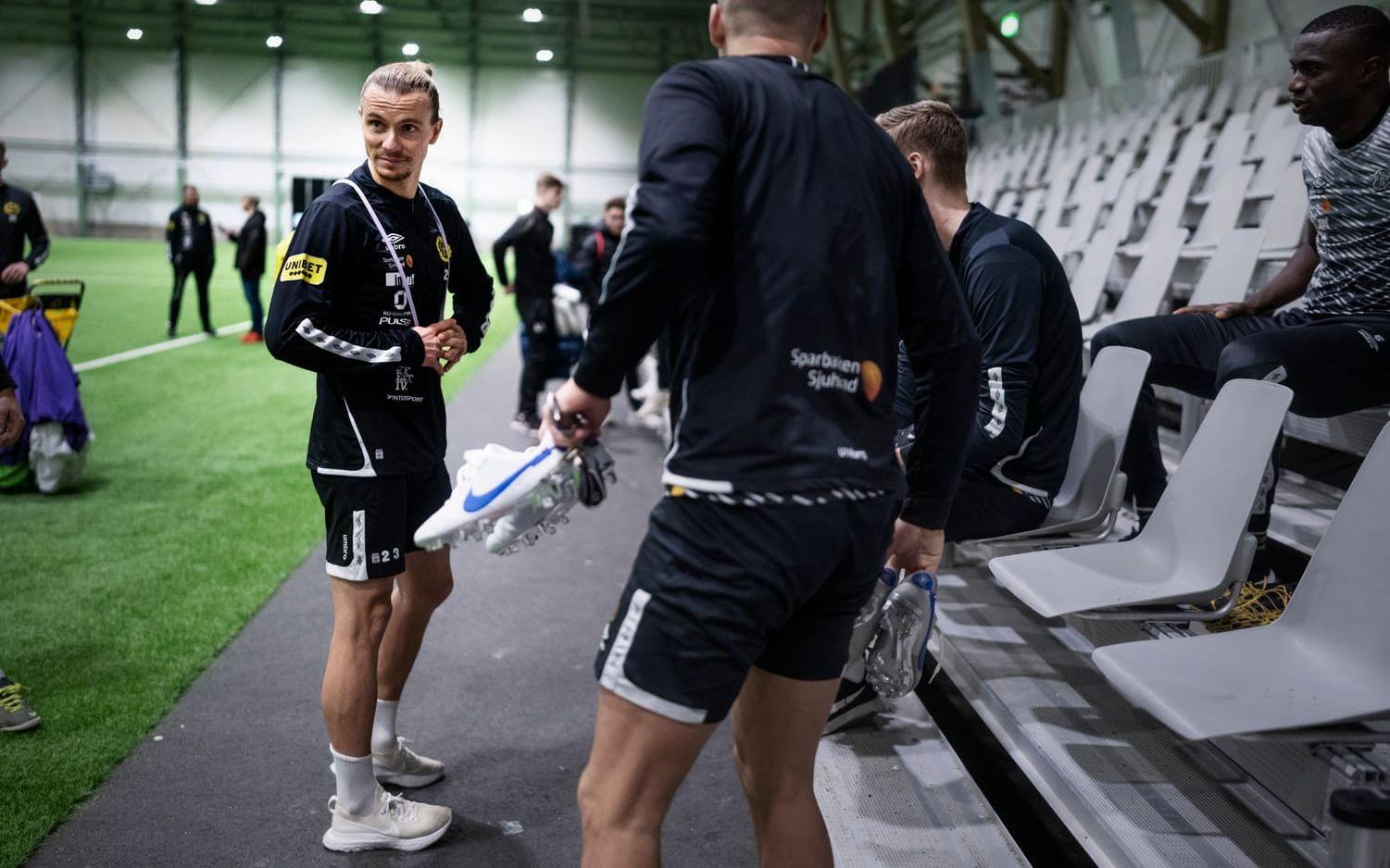 Niklas Hult står och småsnackar med lagkamraterna efter Elfsborgs första träning 2023.