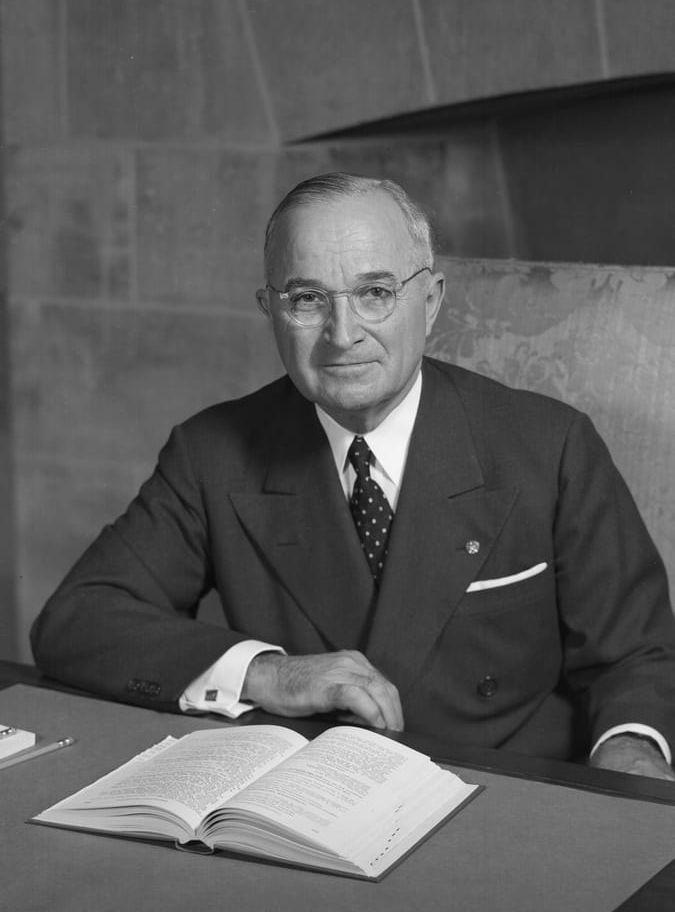 <strong>Harry S. Truman (D), 1945-1953.</strong> Han tog över presidentposten när Roosevelt dog. Själv är han mest känd för att han godkände användandet av atombomber mot Japan 1945 och "Truman-doktrinen" vars främsta syfte var att bekämpa det globala spridandet av kommunism.