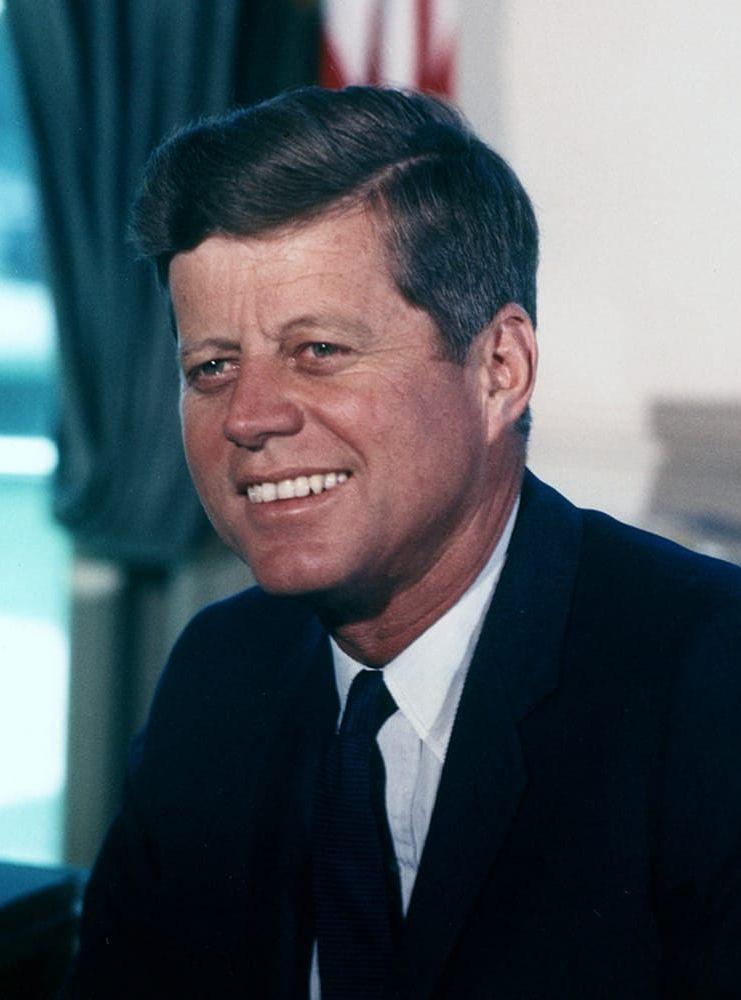 <strong>John F. Kennedy (D), 1961-1963.</strong> Var med sina 43 år USA:s näst yngste president. Under hans tid i Vita Huset var USA och Sovjet mycket när ett kärnvapenkrig, något som den unge presidenten avstyrde. Han drev också på rymdkapplöpningen och kämpade för svartas rättigheter i landet. Under hans tid eskalerade också konflikten i Vietnam. Han mördades i Dallas 1963.