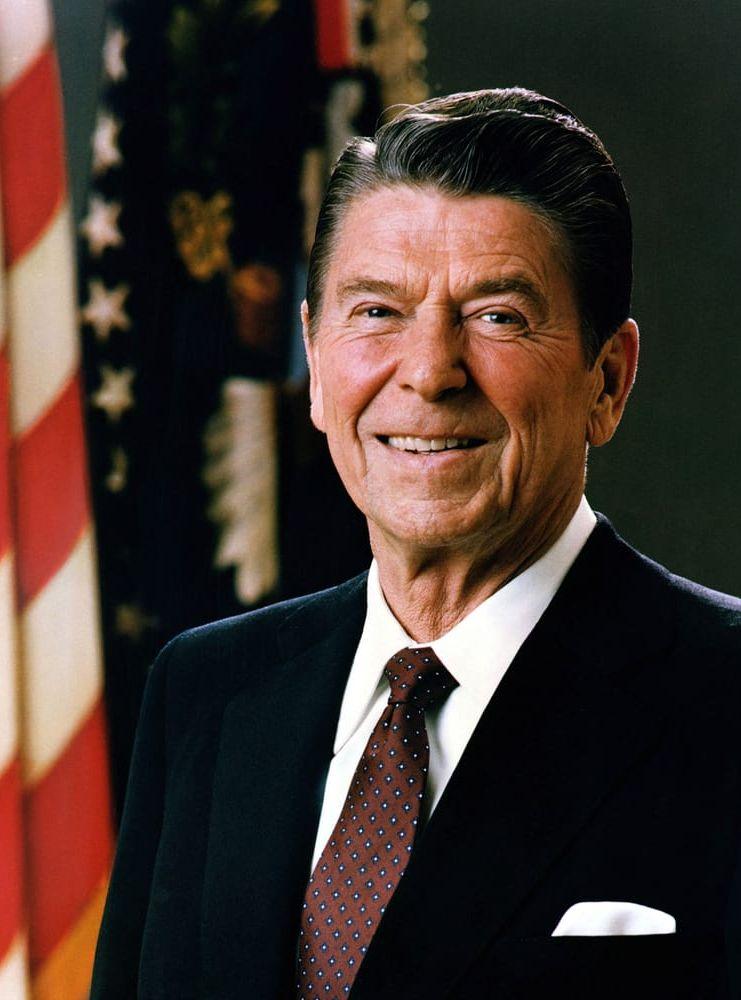 <strong>Ronald Reagan (R), 1981-1989.</strong> Den före detta skådespelaren trodde starkt på en oreglerad marknadsekonomi och låga skatter, en filosofi som fick namnet Reaganomics. Han trodde också på ett starkt försvar och använde kapprustningen för att knäcka Sovjet ekonomiskt.
