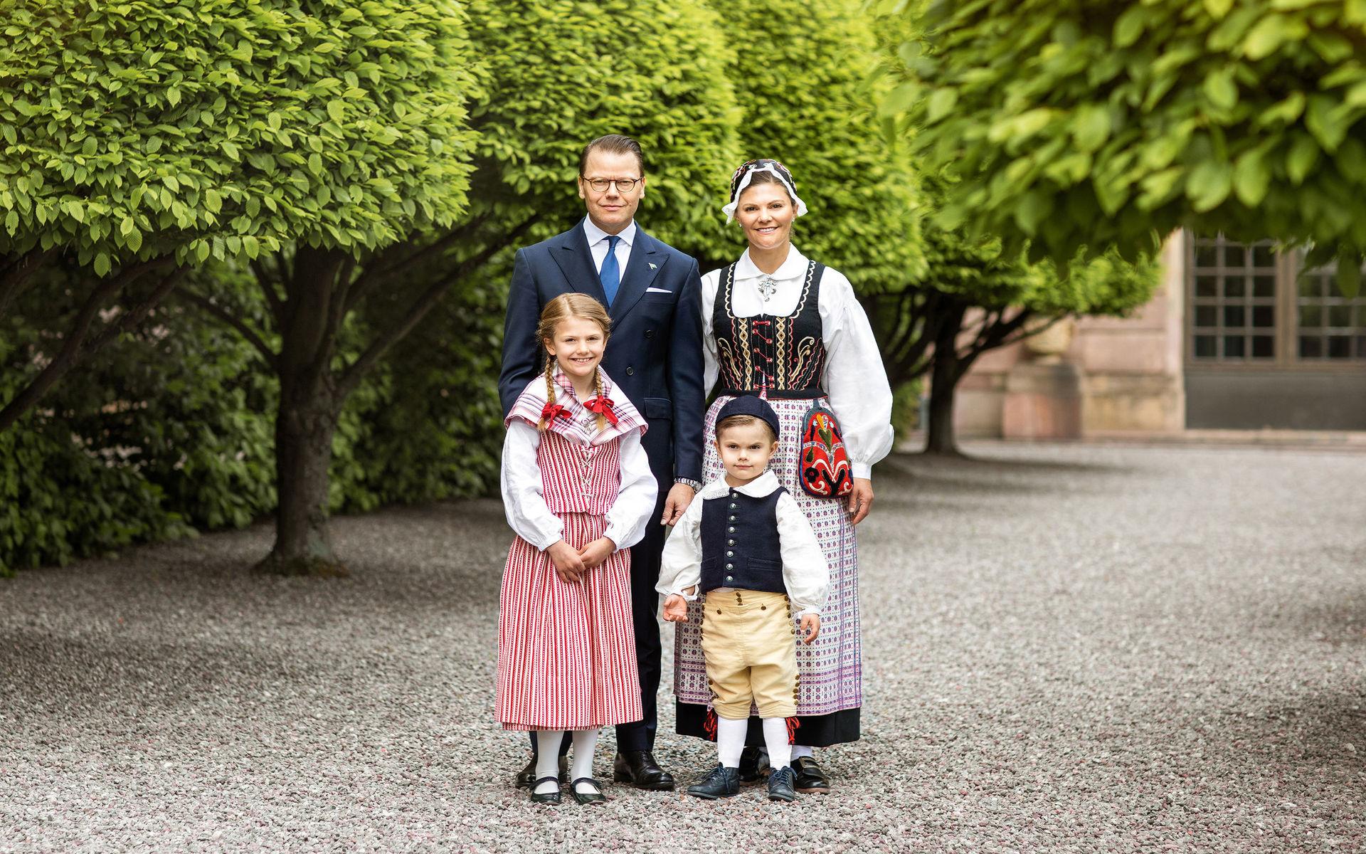 Familjefoto på Logården framför Kungliga Slottet i Stockholm.