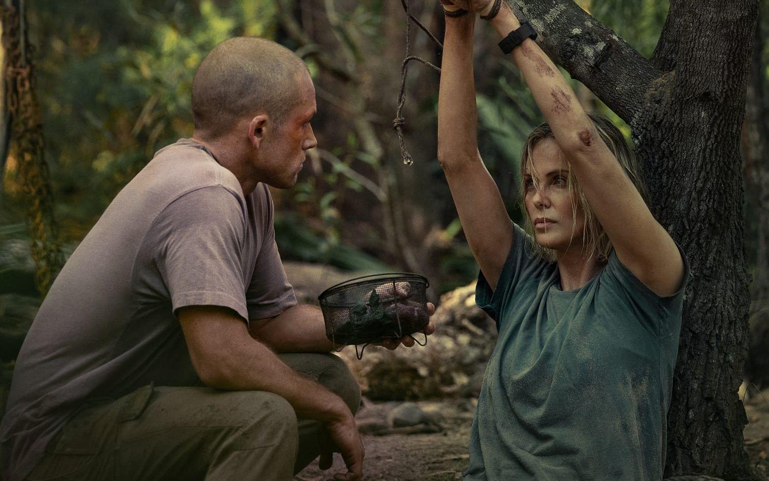 Taron Egerton jagar Charlize Theron i "Apex".