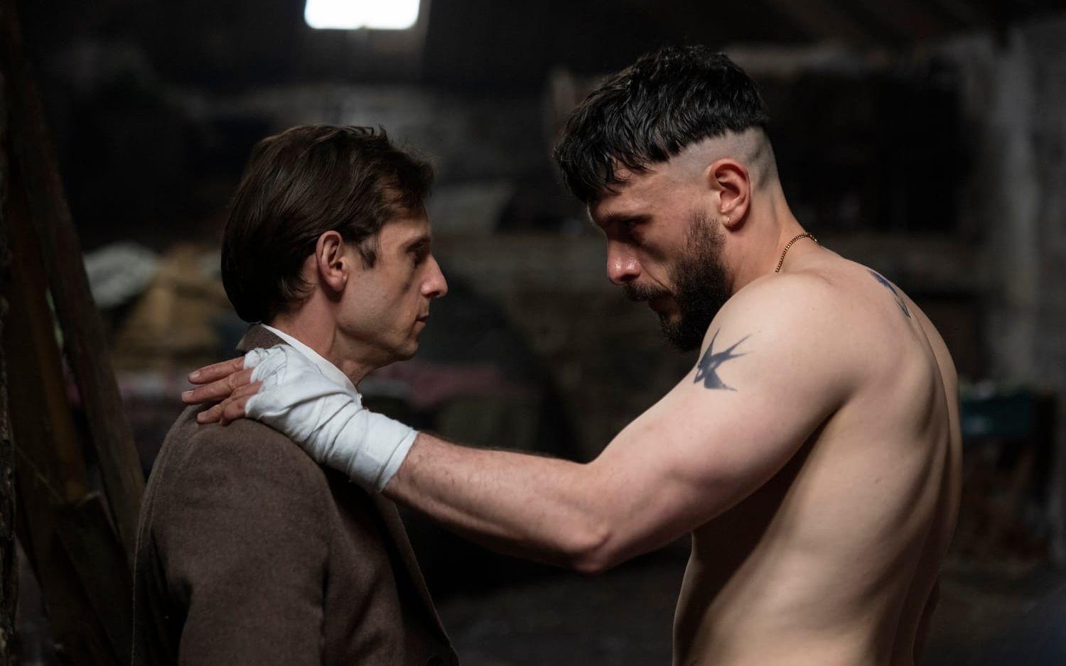 Jamie Bell och Richard Gadd i "Half man". 