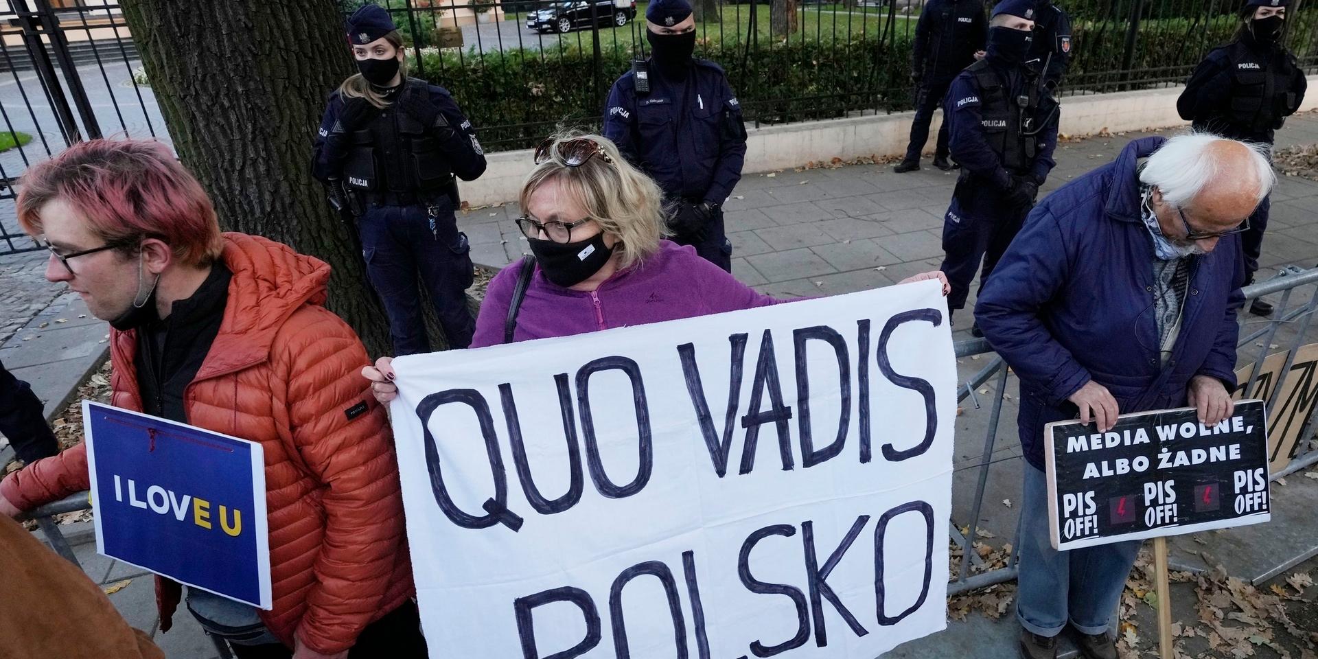 Demonstranter protesterar efter att Polens författningsdomstol slagit fast att delar av EU-fördraget inte är förenliga med landets grundlag.