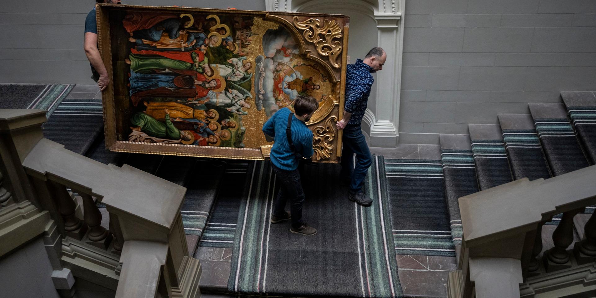 Museipersonal arbetar med att rädda samlingarna vid Andrey Sheptytsky-museet i Lviv.