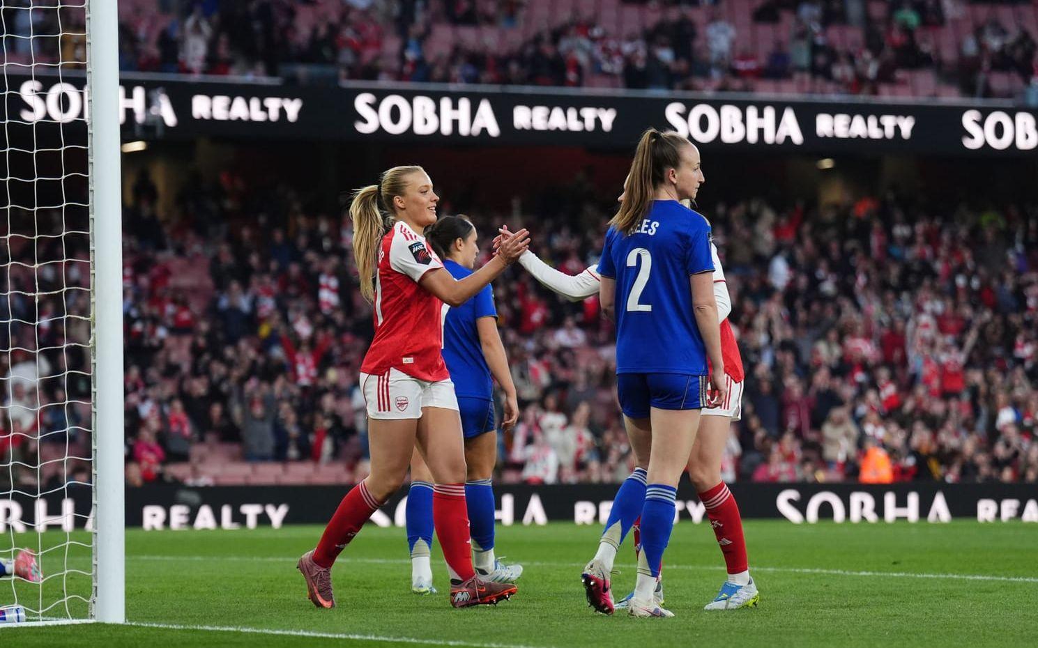 Arsenals Smilla Holmberg firar ett av sina två mål i storsegern över Leicester.